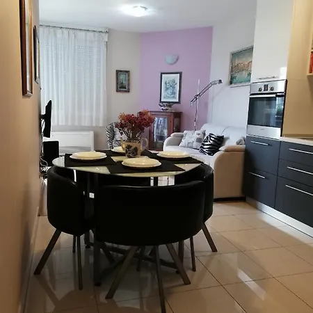 Near Beach Apartment Reno With Private Parking Split Exterior photo