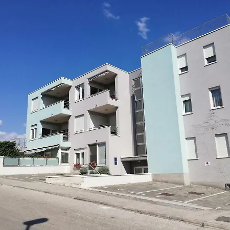 Near Beach Apartment Reno With Private Parking Split Exterior photo
