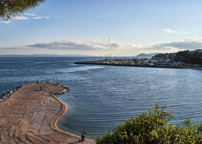 Near Beach Apartment Reno With Private Parking