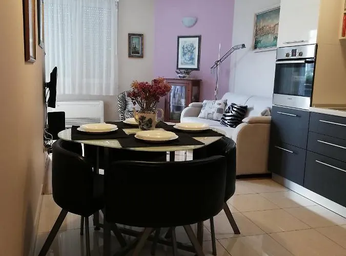 Near Beach Apartment Reno With Private Parking