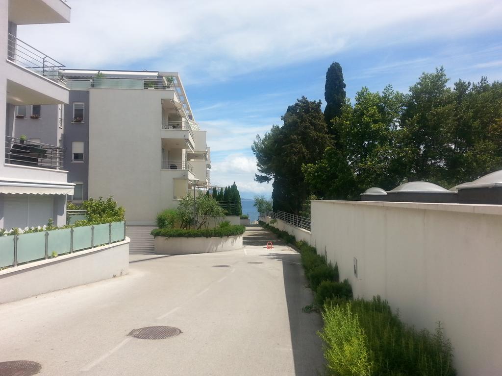 Near Reno With Private Parking Apartment Split