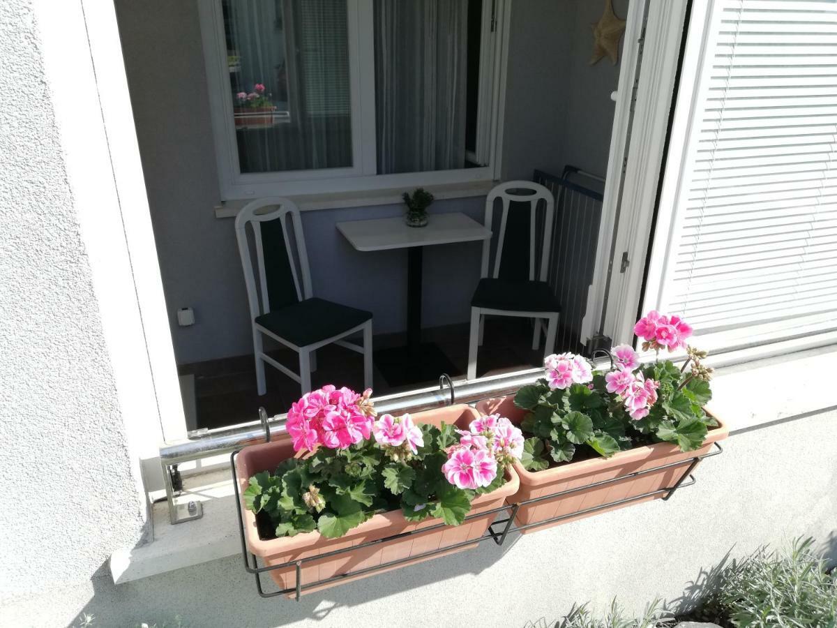 Near Reno With Private Parking Apartment
